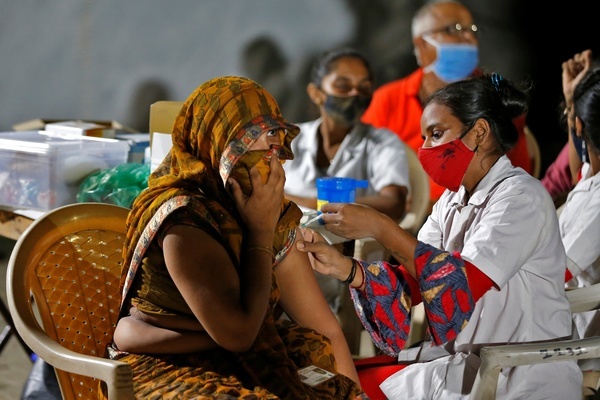 Ấn Độ lập kỳ tích trong tiêm chủng, New Zealand kéo dài phong tỏa