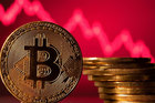 Bitcoin thê thảm, đầu cơ hoảng loạn khi xuống đáy 35.000 USD