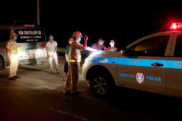 Dùng xe cứu thương chở 4 người định vượt chốt kiểm soát ở Nghệ An