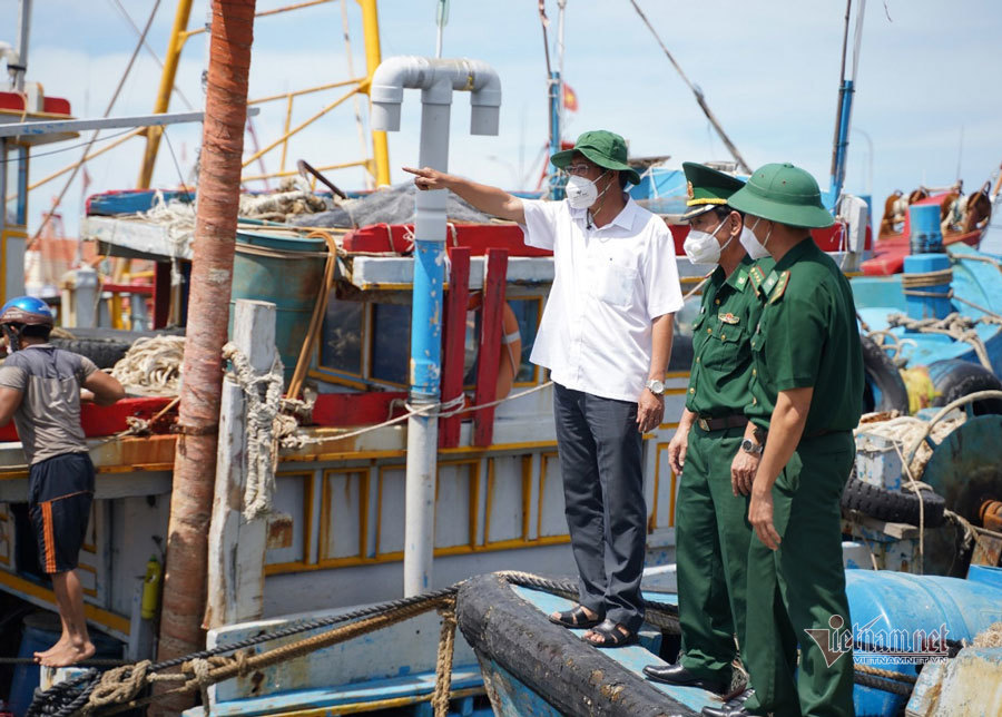 Mưa lũ lớn nhấn chìm hàng chục tàu thuyền ở Bình Thuận