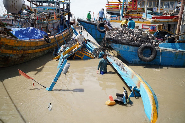 Mưa lũ lớn nhấn chìm hàng chục tàu thuyền ở Bình Thuận
