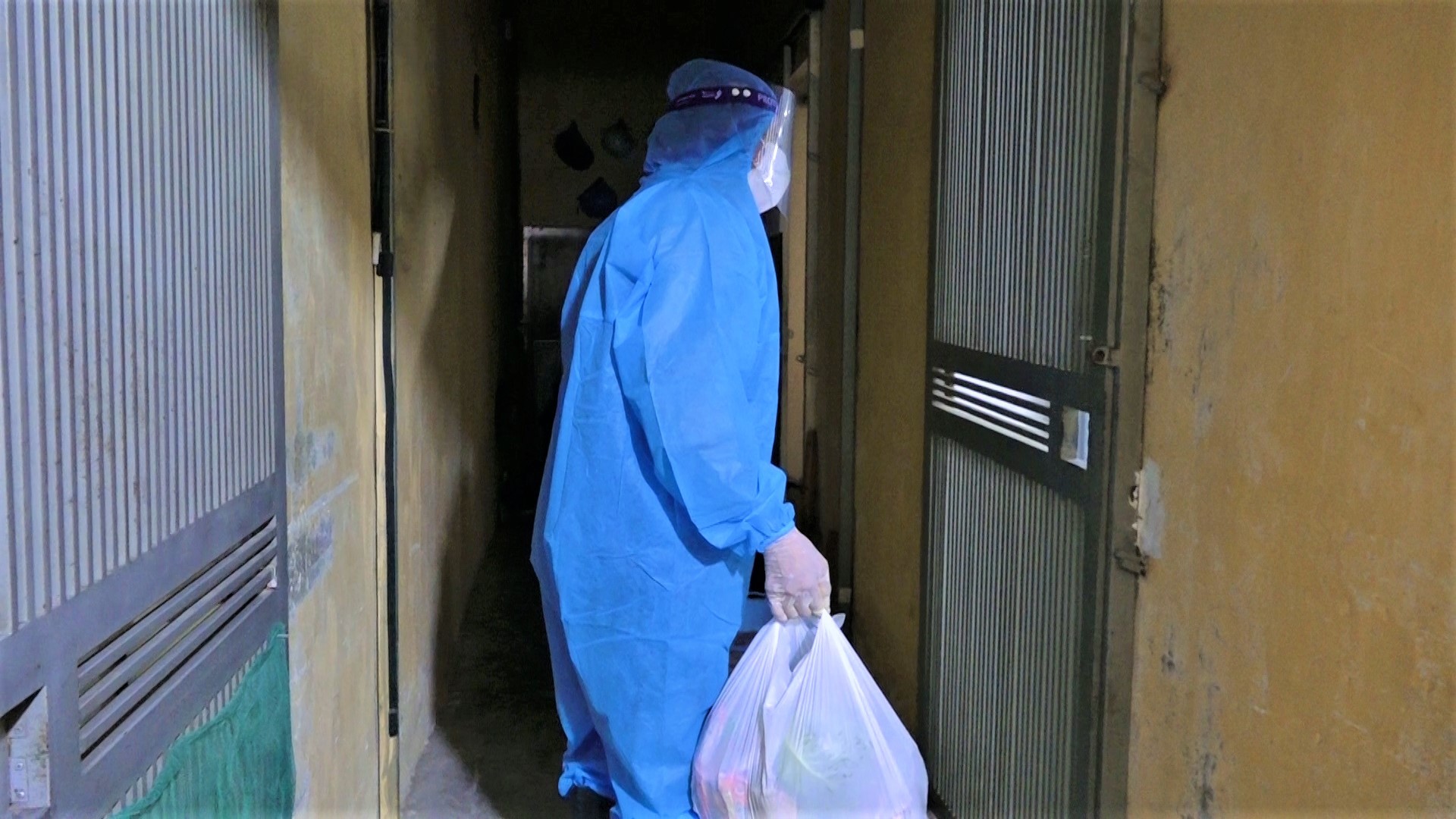 Gõ cửa từng nhà dân phát thực phẩm trong ổ dịch quận Thanh Xuân
