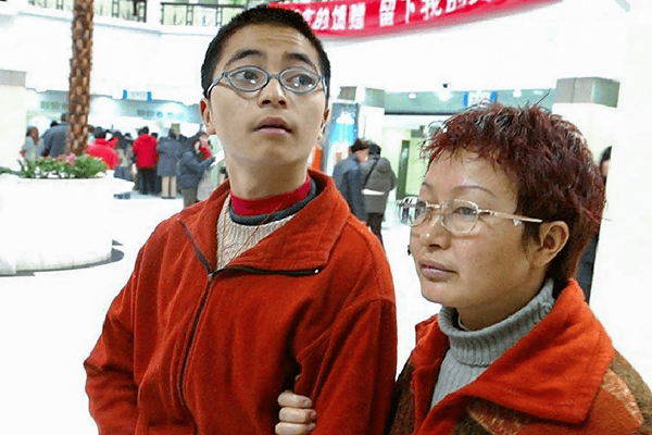 Cậu bé 'đu càng' máy bay sống sót kỳ diệu 17 năm trước giờ ra sao?