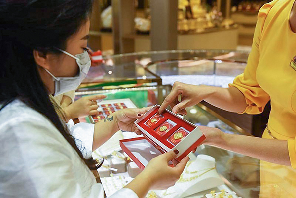 Giá vàng hôm nay 30/8: Bất ổn gia tăng, vàng thêm sức mạnh