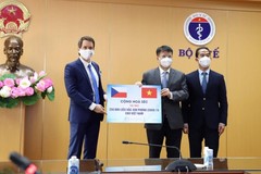 Việt Nam tiếp nhận hơn 250.000 liều vắc xin Covid-19 CH Séc trao tặng