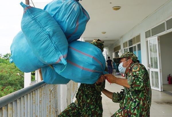 Quân đội khẩn trương dọn ký túc xá lập thêm bệnh viện dã chiến ở Đà Nẵng