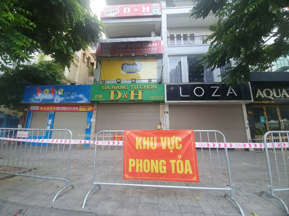 Hà Nội phong tỏa chung cư và cửa hàng tiện lợi đường Lê Trọng Tấn