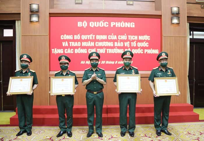 5 Thứ trưởng Bộ Quốc phòng nhận Huân chương Bảo vệ Tổ quốc