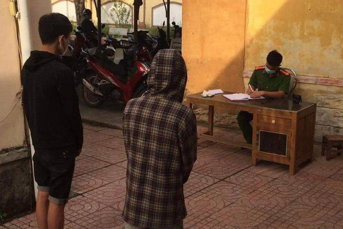 Hai thanh niên chèo thuyền trốn vùng cách ly để đi nhậu