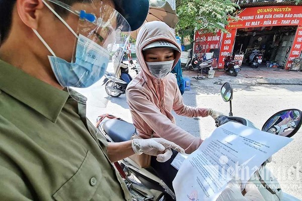 Hà Nội giãn cách kéo dài, người từ tỉnh ngoài có được vào chăm sản phụ?