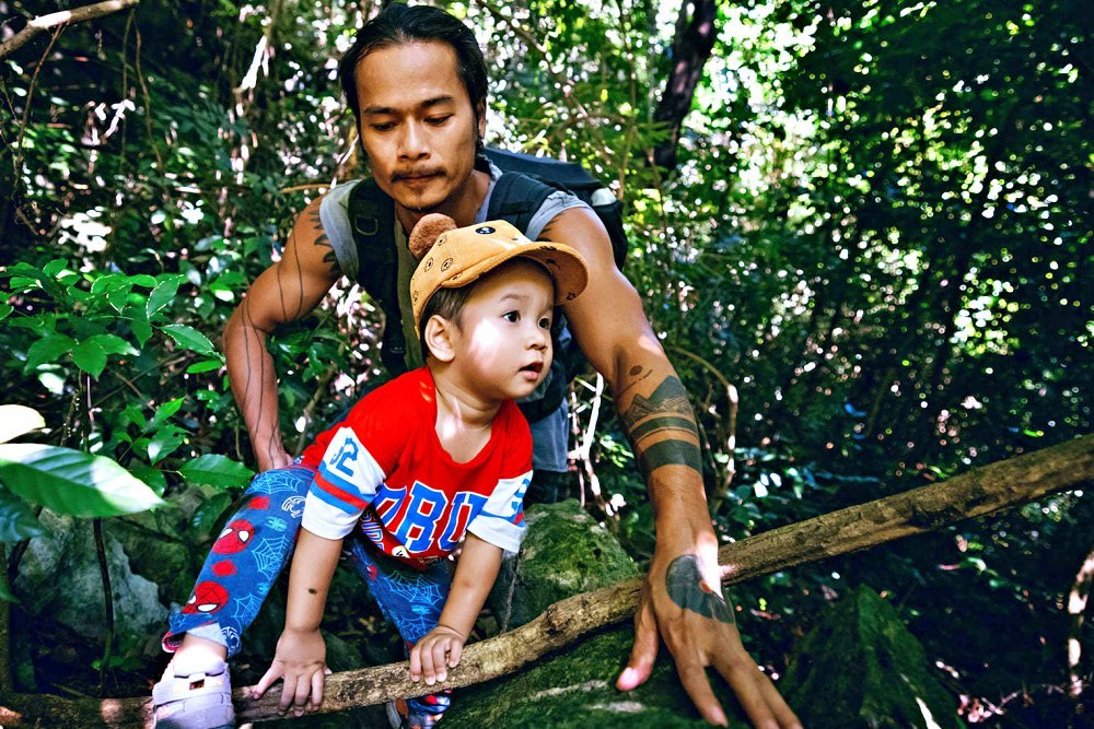 Cậu bé 22 tháng tuổi cùng bố trèo đá, bám vách chinh phục hang động Cát Bà