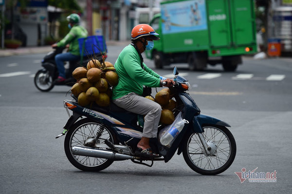 Ngày đầu shipper tái xuất ở 'vùng đỏ' TP.HCM