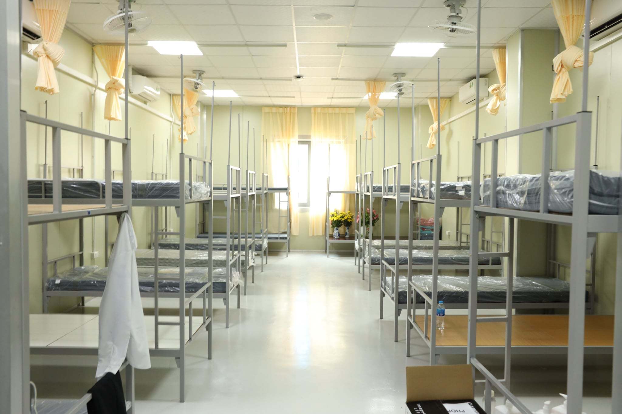 Bên trong bệnh viện 500 giường điều trị Covid-19 hiện đại nhất Hà Nội