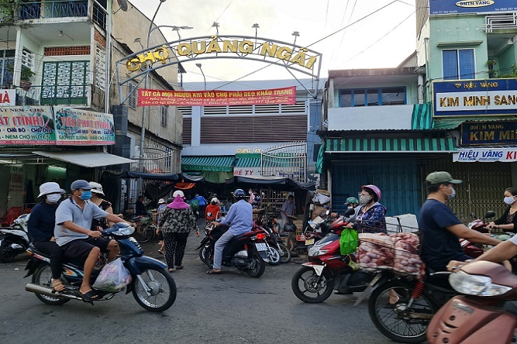 Người dân ở TP Quảng Ngãi đi chợ bằng thẻ 3 ngày/lần