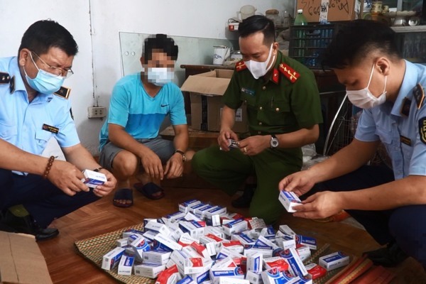 Phát hiện hàng trăm hộp thuốc điều trị Covid-19 không rõ xuất xứ ở Hà Nội