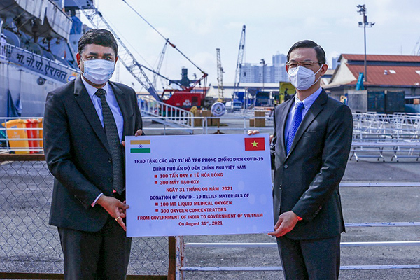 Tàu Hải quân Ấn Độ chở 100 tấn oxy hỗ trợ Việt Nam cập cảng Nhà Rồng