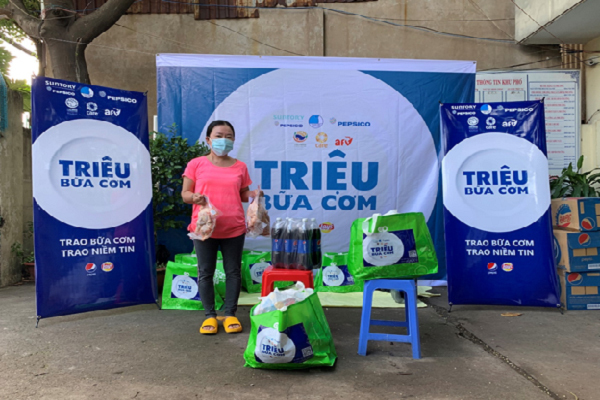 ‘Triệu bữa cơm 2021’ trao gần 100.000 suất thực phẩm đến người dân khó khăn TP.HCM