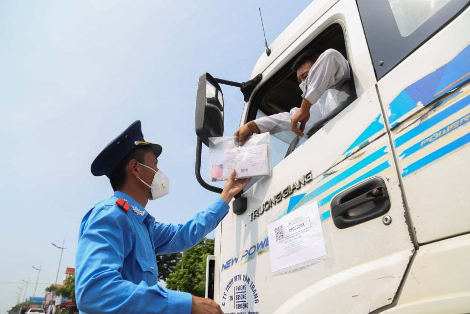 Hàng loạt xe lợi dụng luồng xanh dừng đỗ giao hàng bị xử phạt