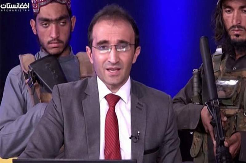 Dẫn chương trình người Afghanistan 'lên sóng', Taliban cầm súng đứng sau
