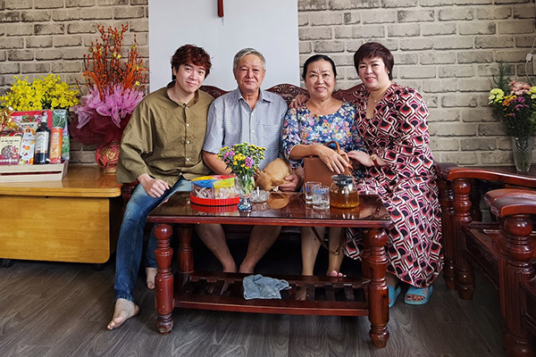 Nhạc sĩ 'Bốn chữ lắm' và bố mẹ thắng Covid-19 sau 20 ngày cách ly