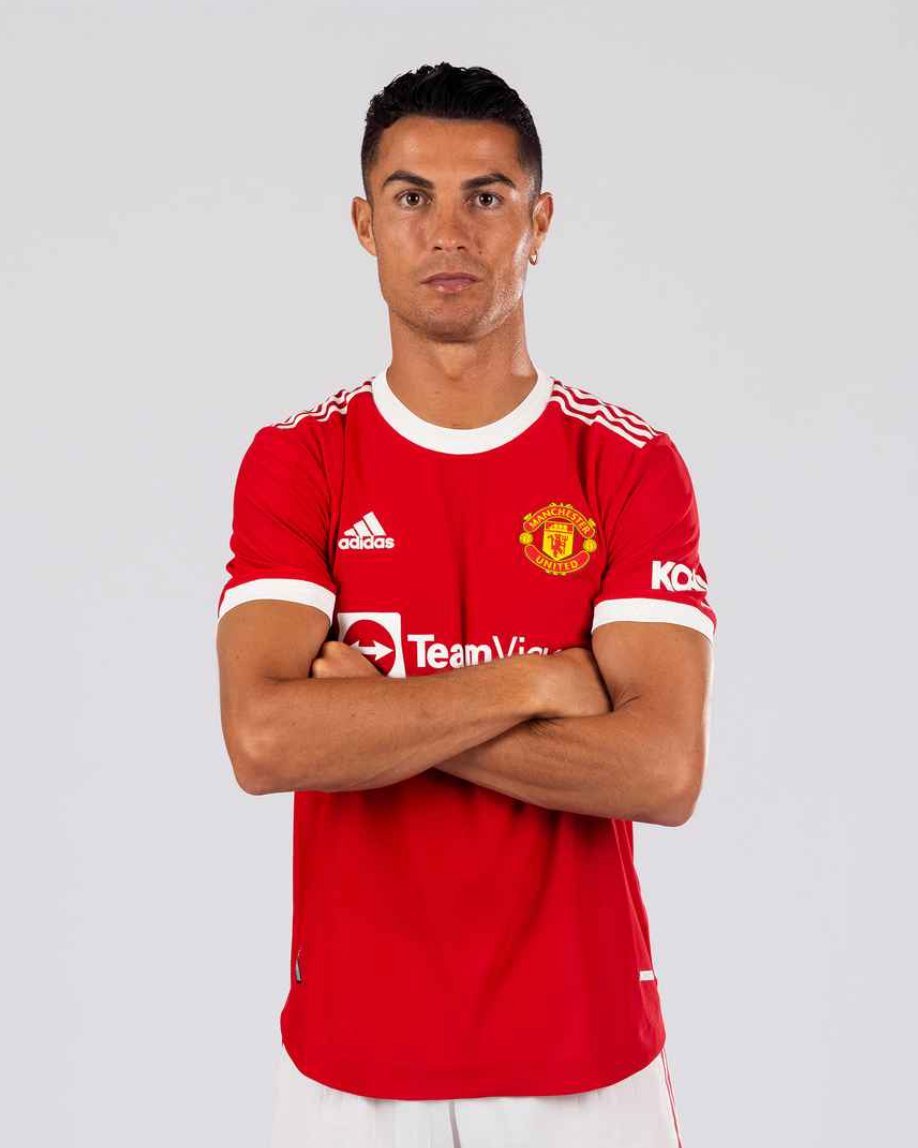 Các fan của Manchester United hãy đón xem hình ảnh mới nhất của Ronaldo sau khi anh tái xuất Old Trafford. Ronaldo sẽ là niềm hy vọng lớn nhất của MU khi muốn trở lại đỉnh cao bóng đá. Với tài năng thiên bẩm và kinh nghiệm dày dặn của mình, anh sẽ chứng minh rằng anh xứng đáng trở thành một huyền thoại của Manchester United.