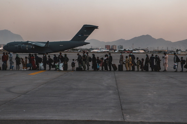 Taliban hộ tống người Mỹ rời Afghanistan theo thỏa thuận ngầm