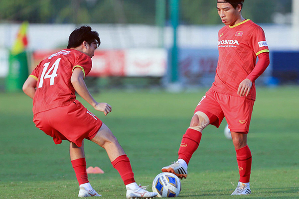 Tân binh tuyển Việt Nam kể chuyện nhặt bóng, đi bán giày