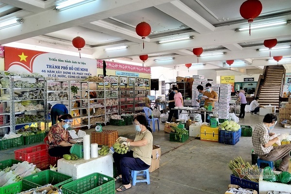 Cô giáo làm nhân viên chốt đơn, anh dân quân ship hàng tối ngày