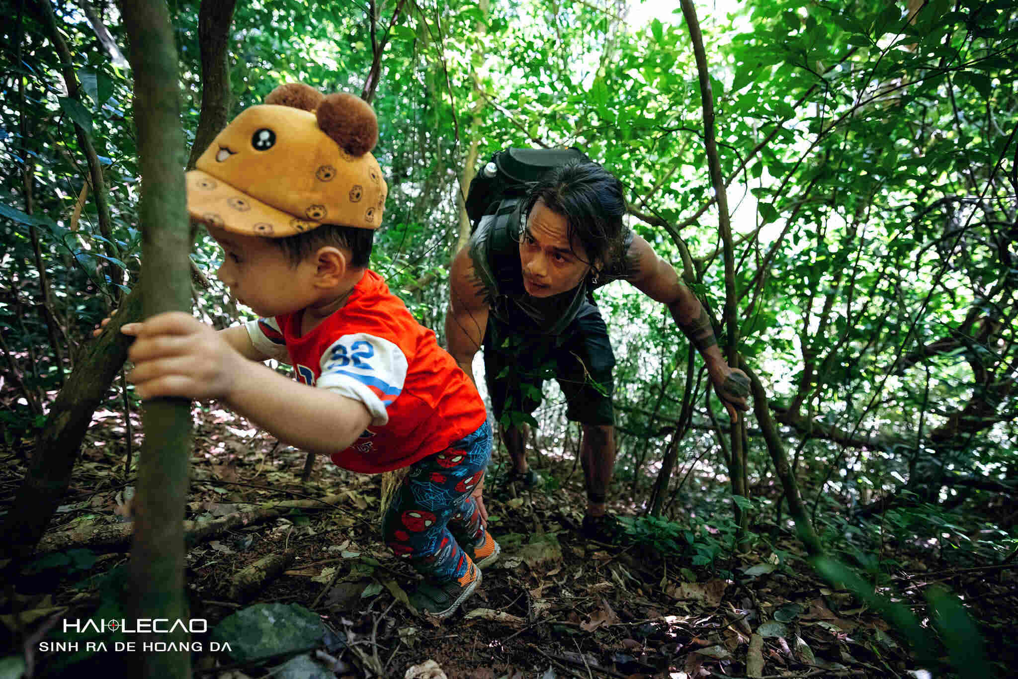 22-month-old boy climbs rocks, conquers Cat Ba caves with dad