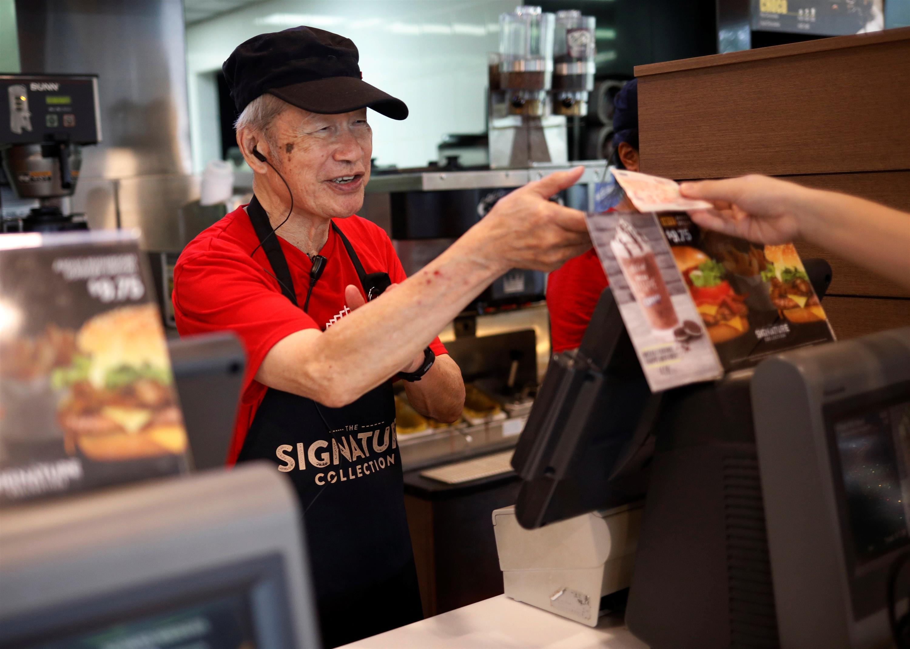 Mcdonalds employee. Бабушка в Макдональдсе. Работники Макдональдса бабушка. Работник макдональдс. Стресс Макдоналдс.