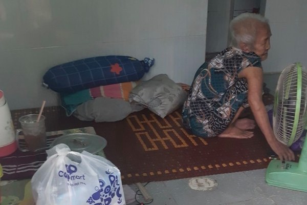 Cụ bà neo đơn xúc động nhận thực phẩm bạn đọc VietNamNet hỗ trợ