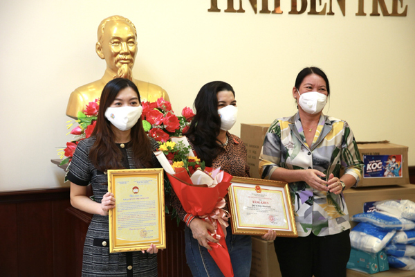Quỹ từ thiện Kim Oanh tặng thuốc điều trị cho 5 vạn bệnh nhân Covid-19