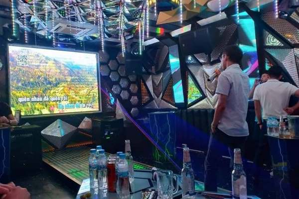 Xem xét kỷ luật vụ hiệu trưởng, hiệu phó đi hát karaoke ở Quảng Trị