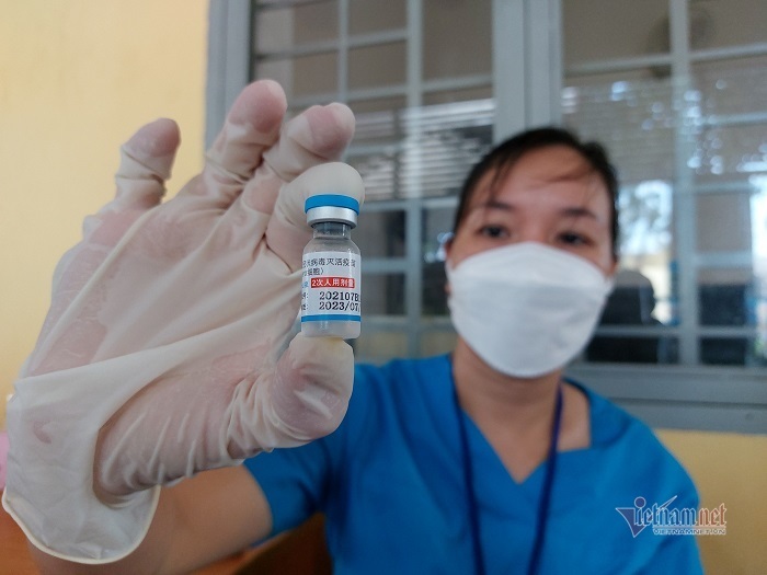 Dân Bình Dương xếp hàng đi tiêm vắc xin Sinopharm