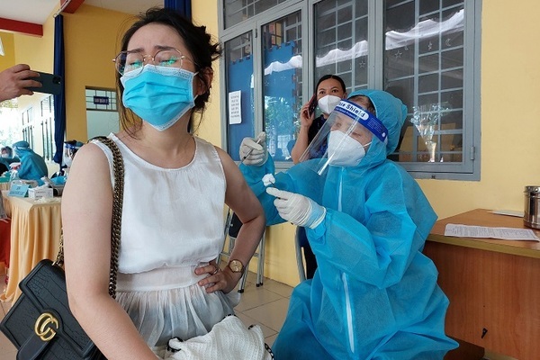 Dân Bình Dương xếp hàng đi tiêm vắc xin Sinopharm