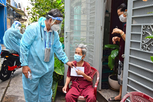 Bác sĩ TP.HCM đến tận nhà tiêm vắc xin cho người trên 65 tuổi