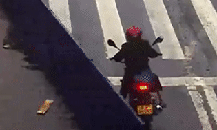 Mũ bảo hiểm cứu sống người đi xe máy khi bị xe tải quệt vào đầu