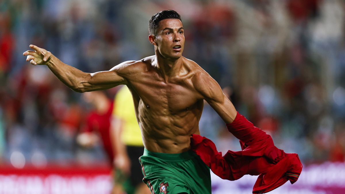 Ronaldo bay đến MU sớm 5 ngày vì cởi áo ăn mừng | tin bóng đá