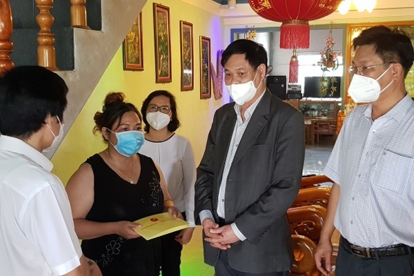Đảng ủy Khối các cơ quan Trung ương tặng máy thở cho Phú Yên