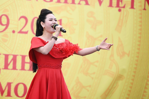 Lương Nguyệt Anh hát mừng ngày Quốc khánh Việt Nam tại Nga