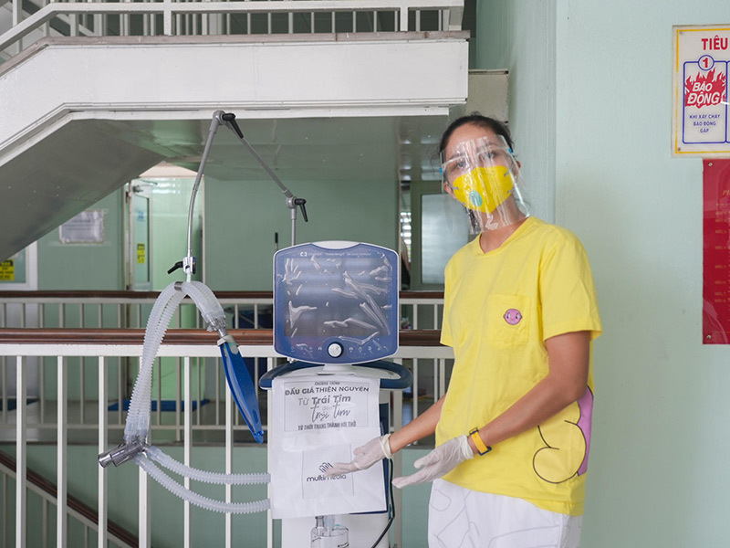 Hoa hậu H'Hen Niê trao máy thở cho Bệnh viện Chợ Rẫy