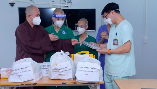 Lãnh đạo GHPGVN thăm các bệnh viện điều trị Covid-19 tại TP.HCM