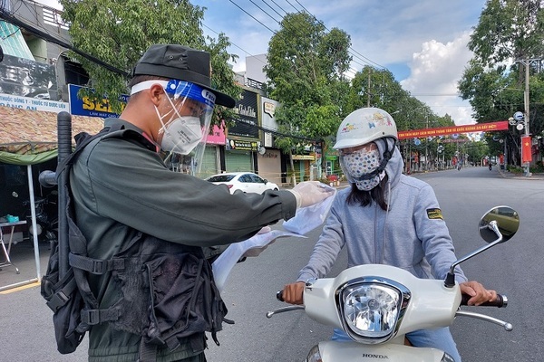 Bình Dương yêu cầu người dân ra đường phải có giấy thông hành