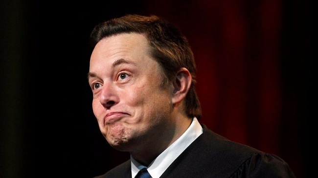 Elon Musk chế nhạo CEO Apple về miếng vải lau mới