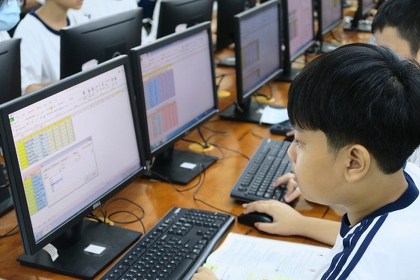 HCMC adopts solutions to help students for online learning