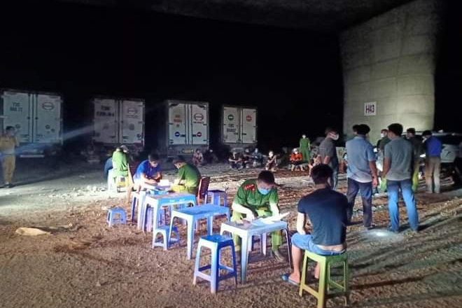 Hà Nội: Xử phạt hơn 60 triệu đồng nhóm người họp chợ dưới gầm cầu Thanh Trì