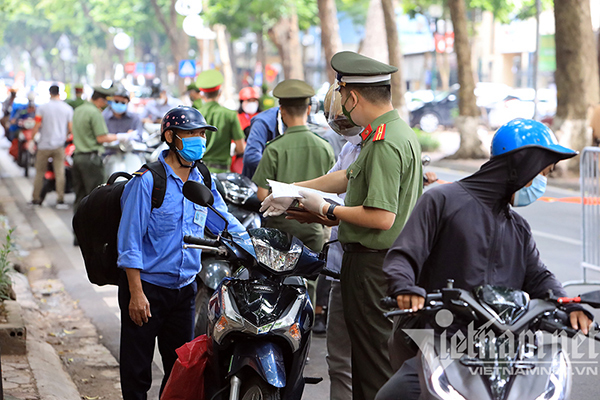 Hà Nội ra Chỉ thị chống dịch '3 vùng', camera giám sát 'được phép mới ra đường'