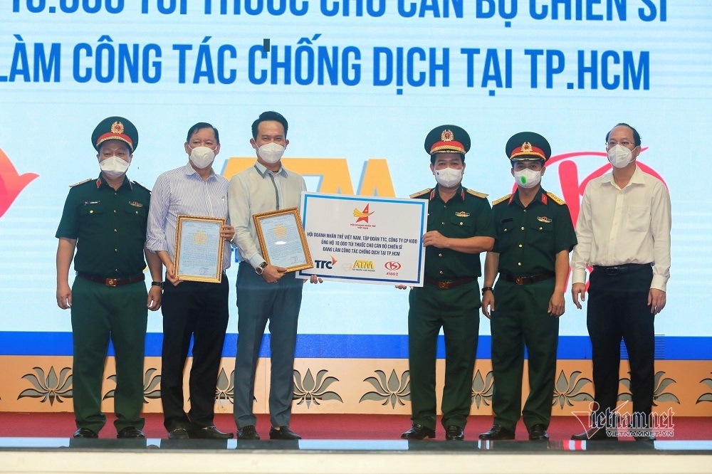 10.000 túi thuốc cho các chiến sỹ chống dịch tại Bộ Tư lệnh TP.HCM