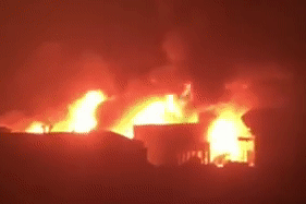 Clip: Cháy lớn ở Hà Nội, khói lửa cuồn cuộn kèm tiếng nổ lớn