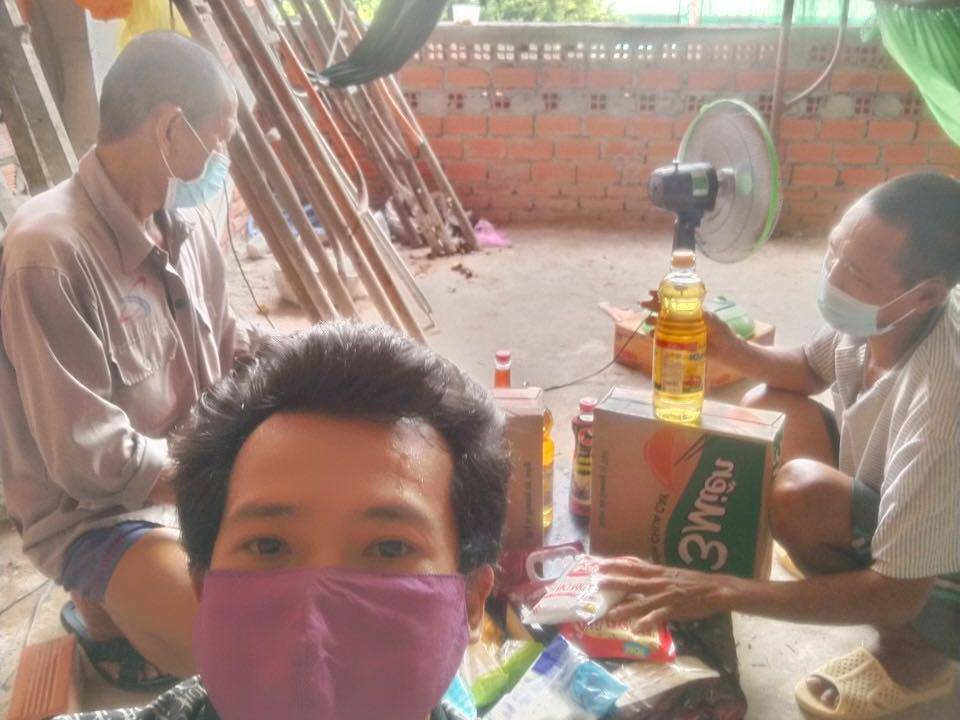 Nhóm thợ xây mắc kẹt 3 tháng ở TP.HCM đã nhận quà bạn đọc hỗ trợ